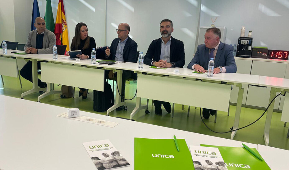 Ramón Fernández-Pacheco durante su visita a la sede de la cooperativa agraria Unica Group en Almería