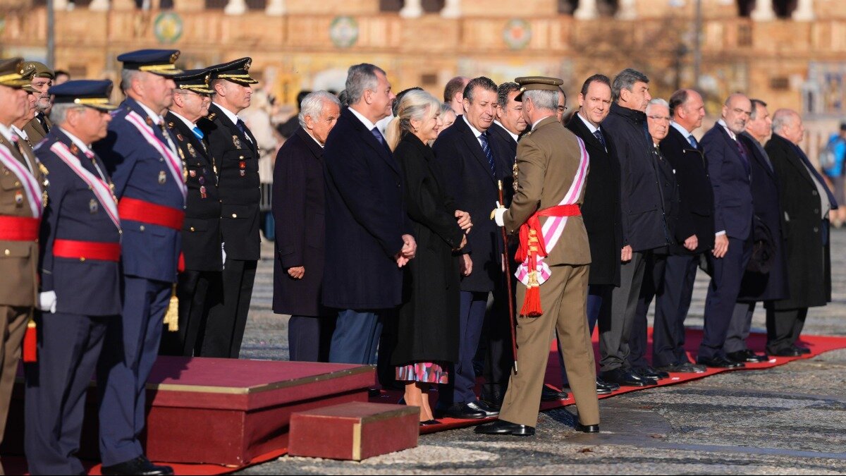 El presidente de la Diputación de Sevilla durante la celebración de los actos castrenses de la Pascua Militar en Sevilla