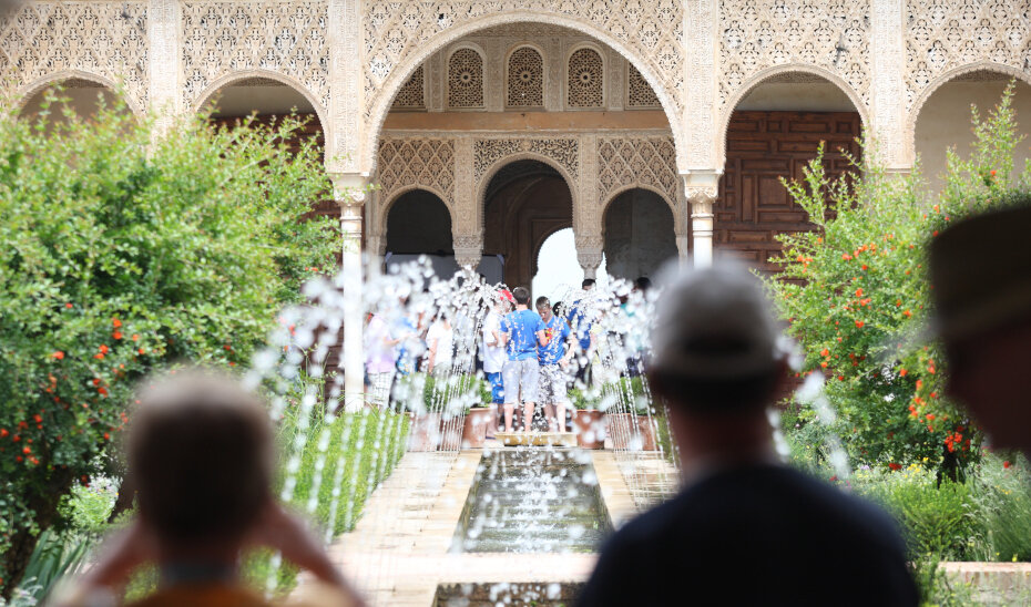 Un grupo de turistas visita la la Alhambra de Granada