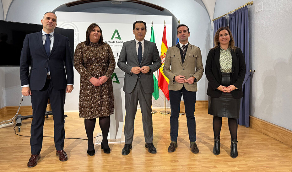 El consejero de Justicia, José Antonio Nieto, tras la rúbrica del acuerdo con el Colegio de Graduados Sociales de Córdoba