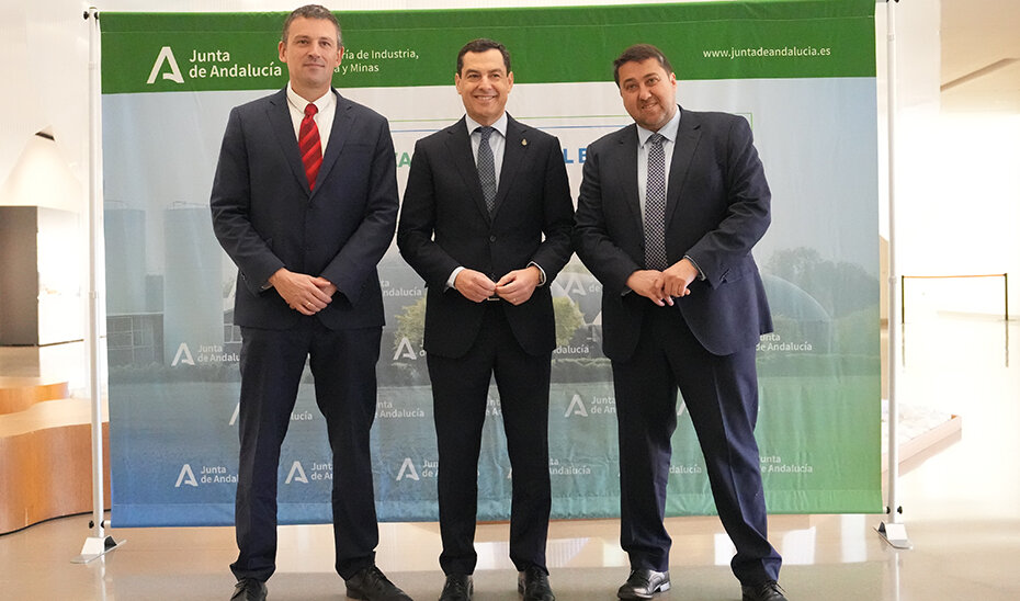 El presidente andaluz, Juanma Moreno, entre el presidente de la Asociación Española de Biogás. Luis Puchades, y el presidente de la Asociación Española del Gas, Joan Batalla