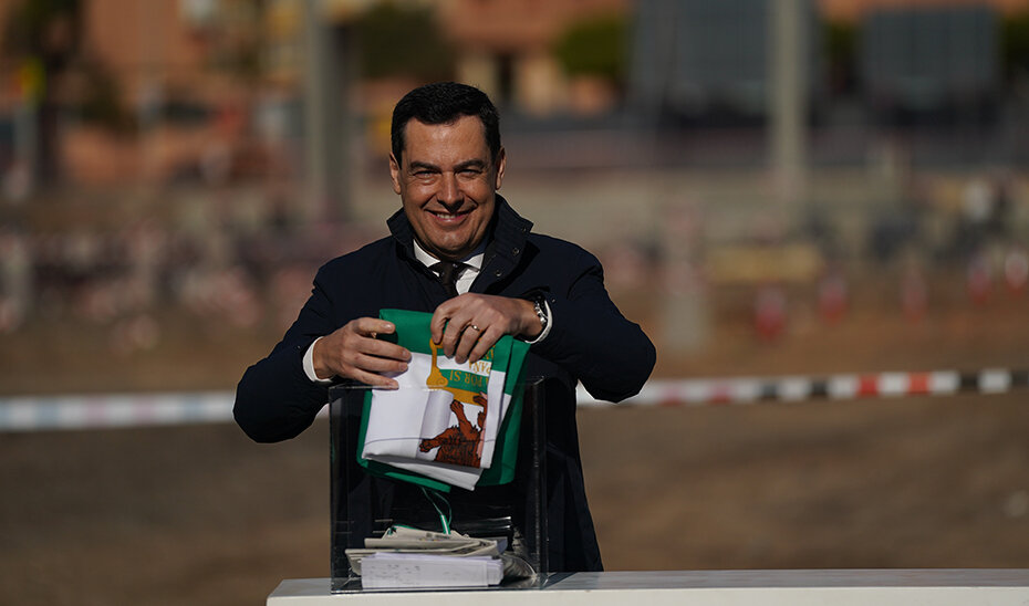 Juanma Moreno, depositando la bandera andaluza en la urna a pie de obra